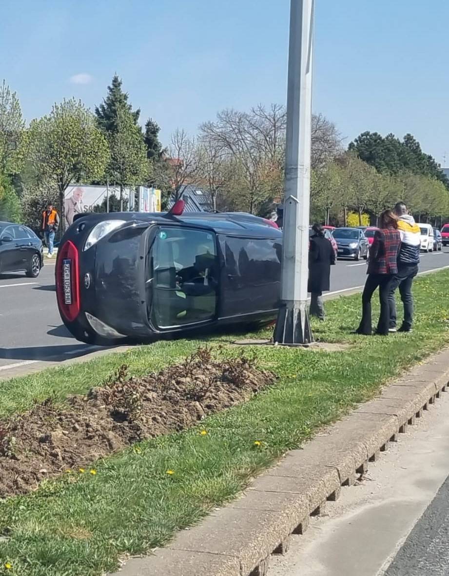 VIDEO Sudar na Zagrebačkoj aveniji: Auto završio na boku