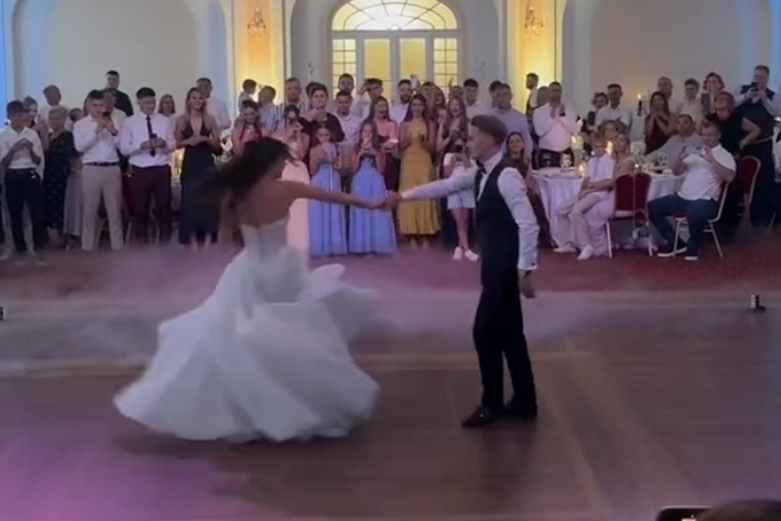 Toni Fruk ple&scaron;e na svadbi