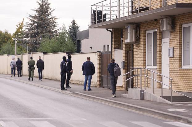 Čepin:  Policija i djelatnici USKOK-a ispred kuće Dragana Bakovića zvanog Bambur