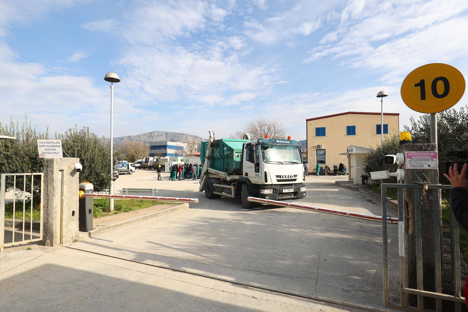 Split: Radnici Čistoće s tri kamiona ispraznit će samo smeće oko bolnice i staračkih domova