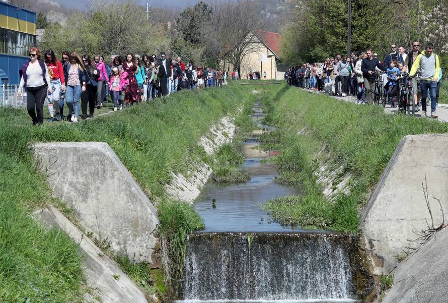 Zagreb: Darko Rundek predvodio Å¡etnju za oÄuvanje potoka Ärnomerec