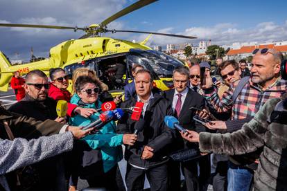 FOTO Vili Beroš: Od druženja s Ninom Badrić u jeku korone na Hvaru do poziranja s lubanjom