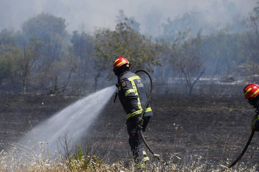 U okolici Vodica izbio je požar