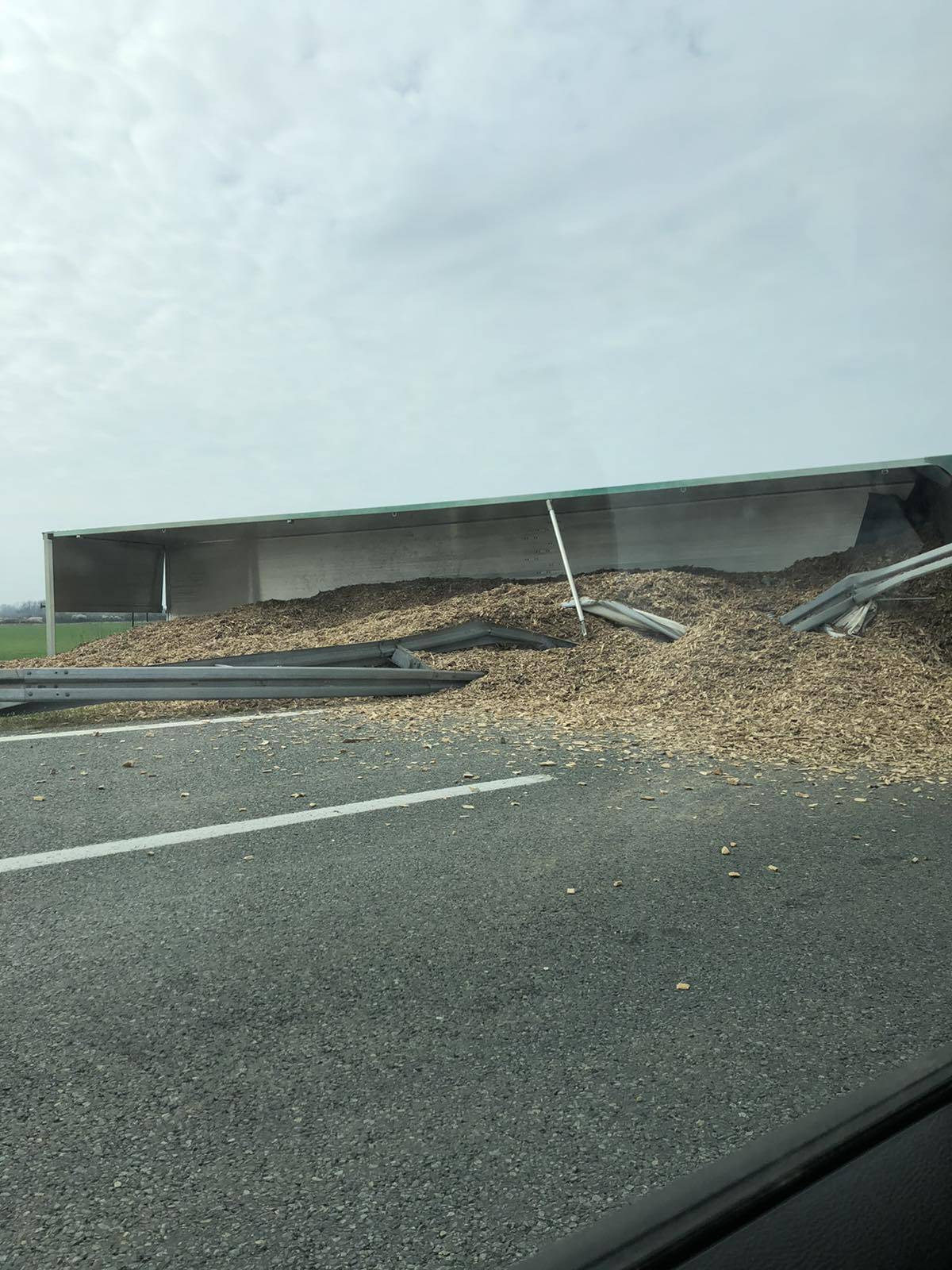 Nesreća na autocesti A3: Kod Nove Gradiške sudar kamiona s piljevinom, rasula se po cesti...