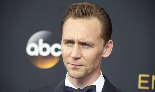 Tom Hiddleston se popiškio po svom kolegi na snimanju serije