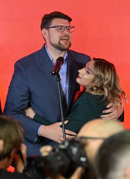 Zagreb: Peđa Grbin dobio podršku od supruge tijekom govora