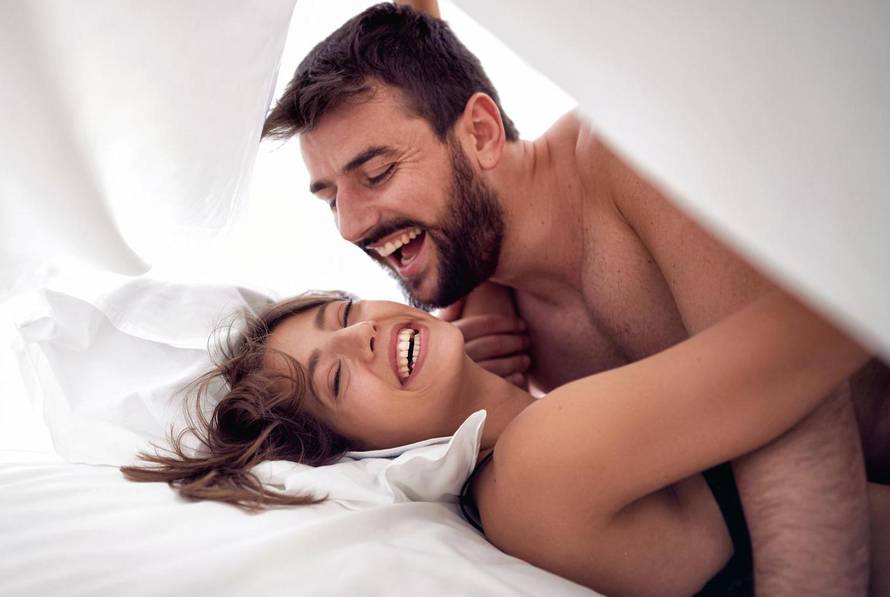 Zagrijte se uz vruće igrice pod plahtama uz zimske seks poze