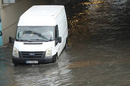 Zagreb: Podvožnjak u Selskoj potpuno je potopljen 