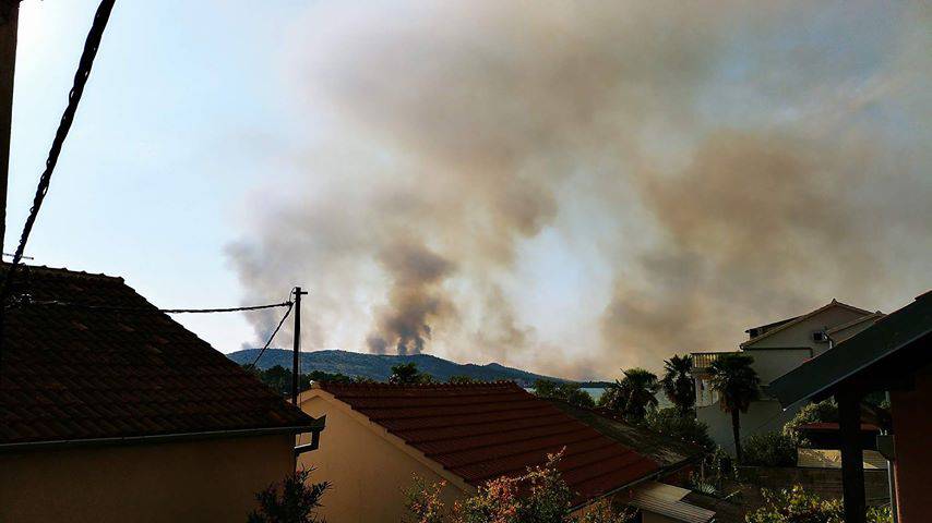 Kuće obranjene, 180 vojnika i vatrogasaca dežura preko noći