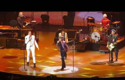 Frontmen Arcade Firea na pozornici s Rolling Stonesima