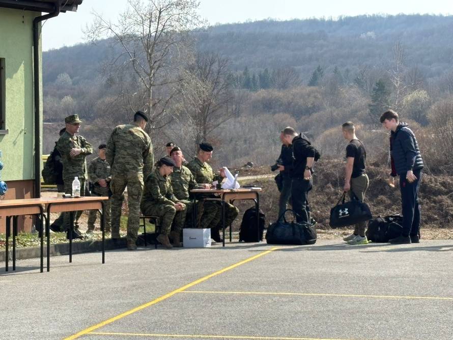 Prvi dan vojnog roka u Slunju