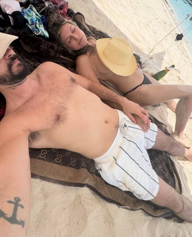 FOTO Heidi je sedmu godišnjicu braka proslavila u toplesu