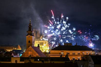 Novogodišnji vatromet na nebu iznad Zagreba