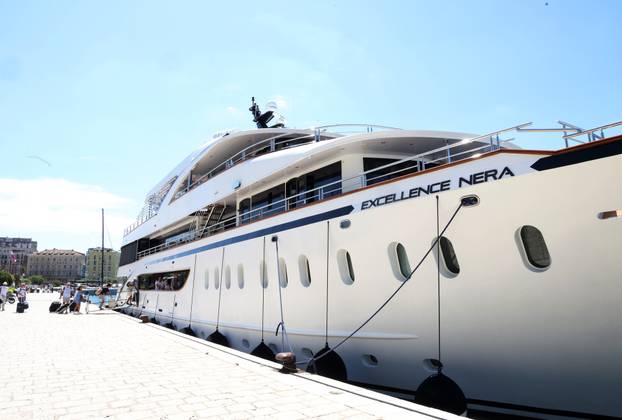 Šibenik: Kruzeri i turisti okupirali šibensku rivu