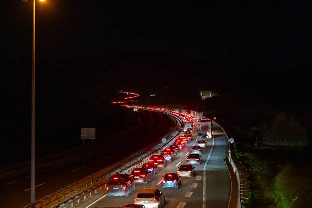 Brinje: Velika kolona vozila ispred tunela na autocesti A1 