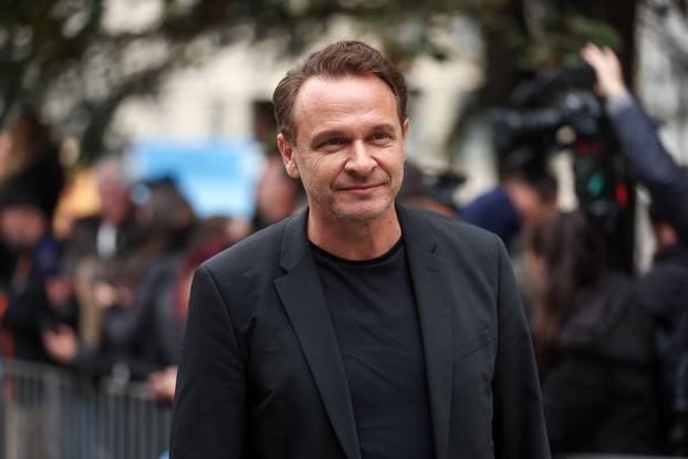 Sarajevo: Dolazak uzvanika na komemoraciju za Halida Bešlića u Narodno pozorište