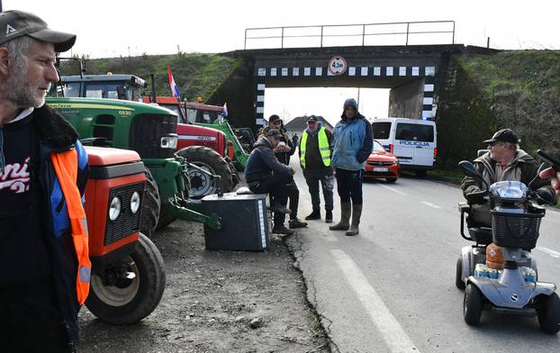 Sve više prosvjednika s traktorima okuplja se u blizini graničnog prijelaza Slavonski Šamac