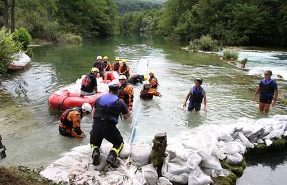 Ronioci našli tijelo kajakaša, bilo je zaglavljeno ispod slapa