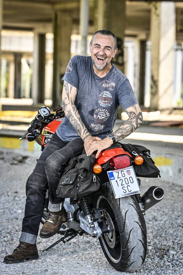 Zagreb:  Pjevač Sandi Cenov 