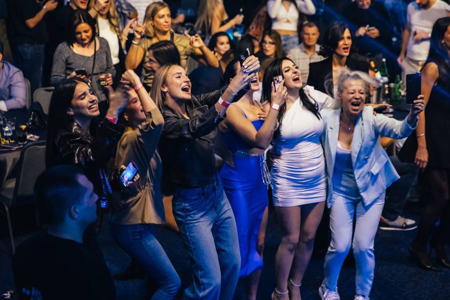 Spektakl za pamćenje – Aca Lukas i Mira Škorić zapalili Globus na Velesajmu!