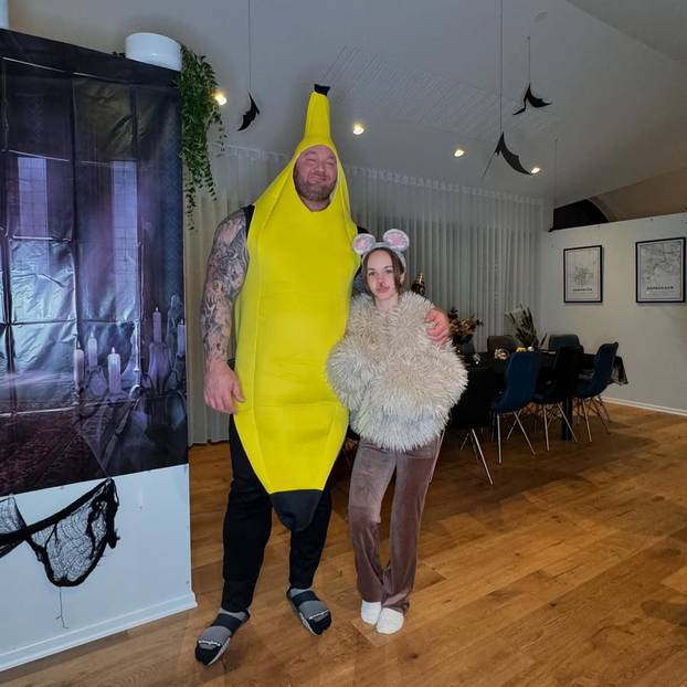 FOTO Najjači čovjek na svijetu ima 206 cm, a ljubi konobaricu od 157 cm. Tragedija ih zbližila...