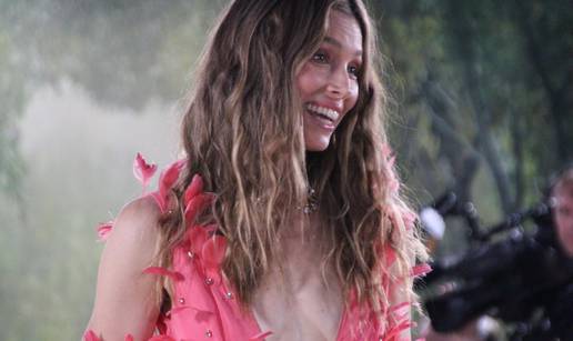 Poznati suprug nekoliko puta je doveo u neugodnu situaciju, ispri&ccaron;avao joj se i radi kolegice