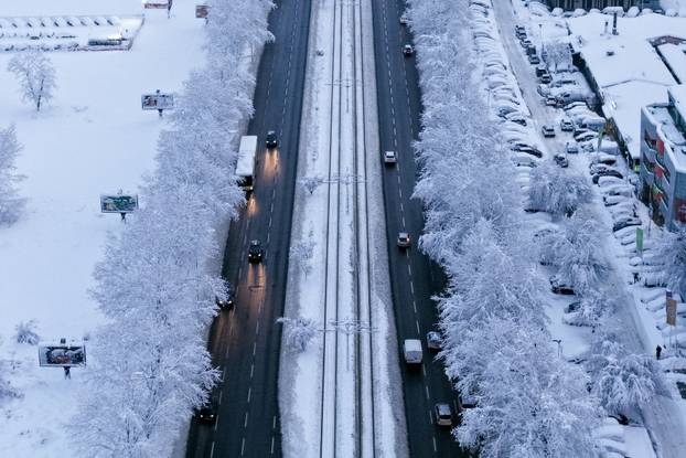 Pogled iz zraka na Sarajevo u potpunosti prekriveno snijegom
