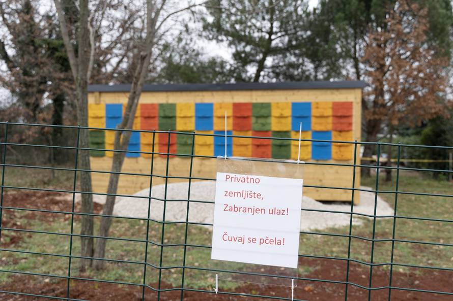 Umag: Ilegalni apartman zamaskirali u košnicu i postavili natpis "Čuvaj se pčela"
