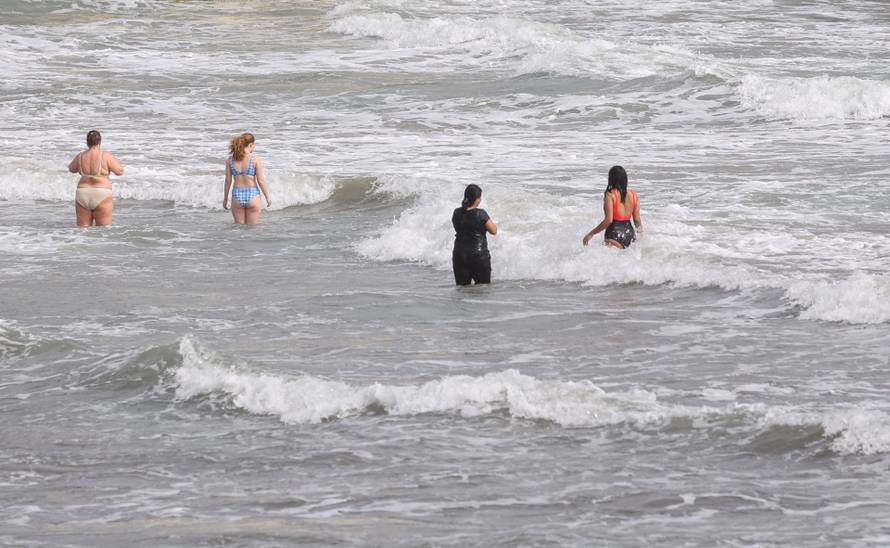 Uživanje na Bačvicama uz valove