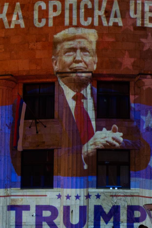 Banja Luka: Palača Republike u bojama zastave SAD-a i likom Donalda Trumpa