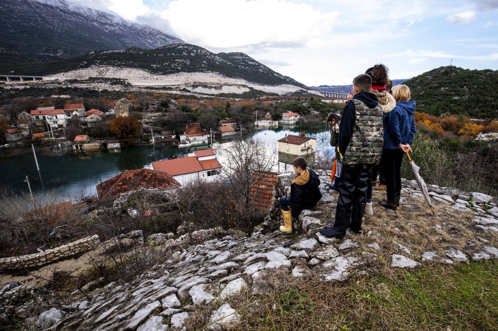 Nastavlja se borba s poplavom u Kokorićima