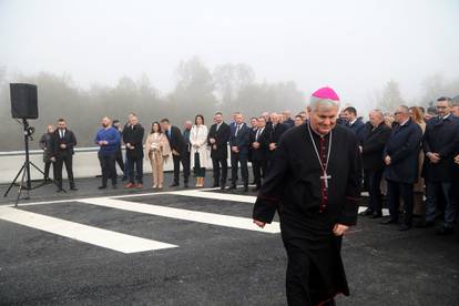 FOTO U Sisku su svečano otvorili novu cestu: Stigli Plenković, Bačić, Butković, svećenik...