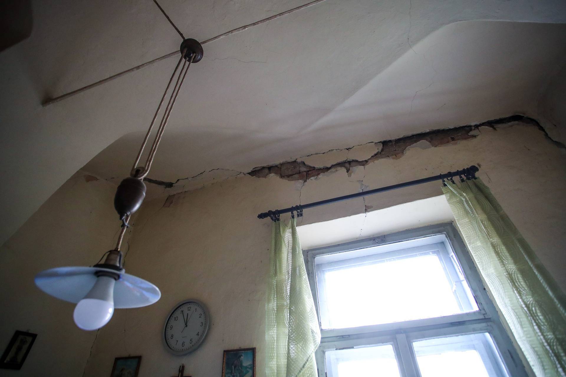 Petrinja: Na umirovljenicu Ankicu pali su dijelovi stropa za vrijeme prvog potresa