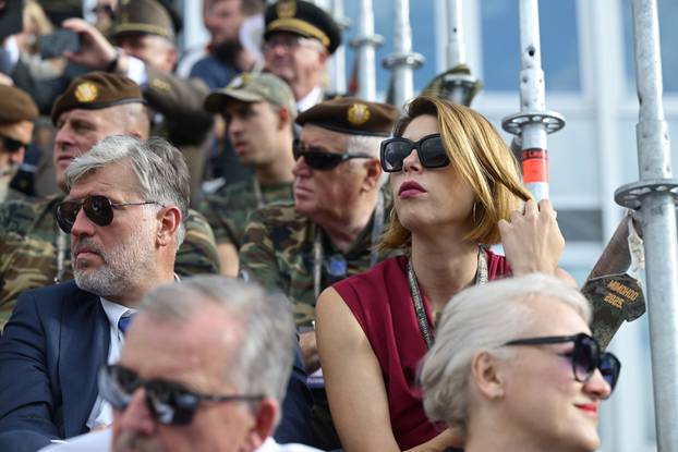 Zagreb: Uzvanici iz lože prate svečani vojni mimohod u povodu 30. obljetnice VRO Oluja