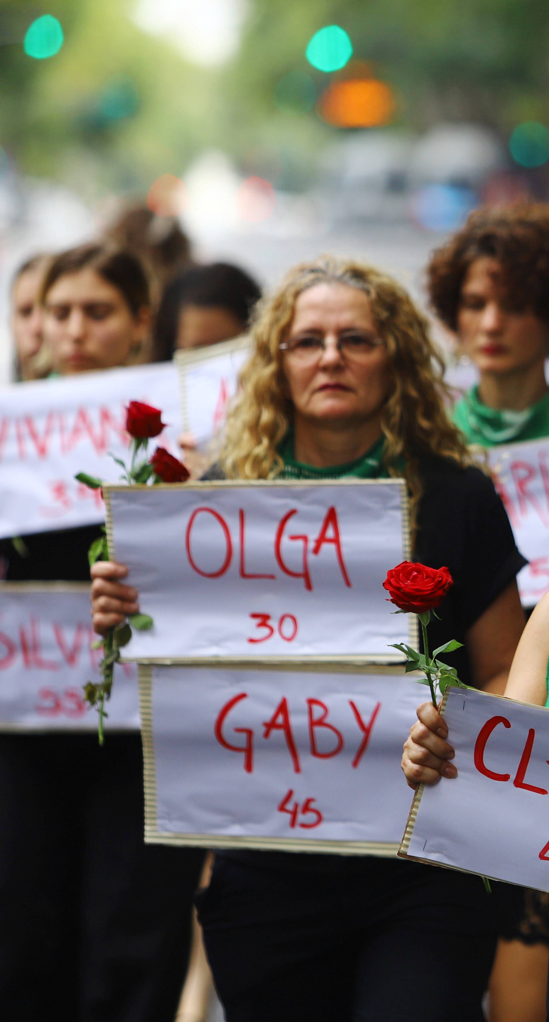 Gola šetala među vojnicima na prosvjedu nakon 'Dana žena'