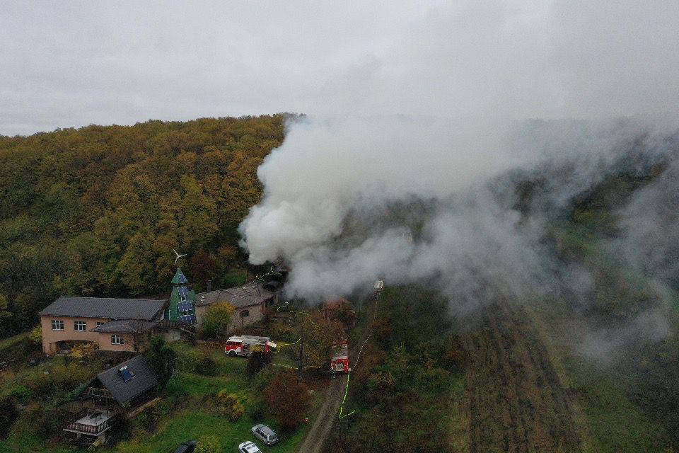 VIDEO Zapalio se drveni turistički kompleks u Slavoniji, gusti dim  prekrio naselje kod Pleternice