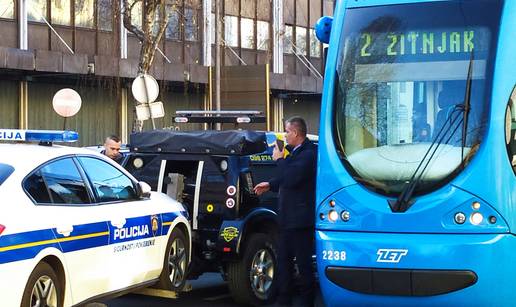 Policajci blokirali tramvajski promet u centru Zagreba. Pred postajom im se pokvario Audi