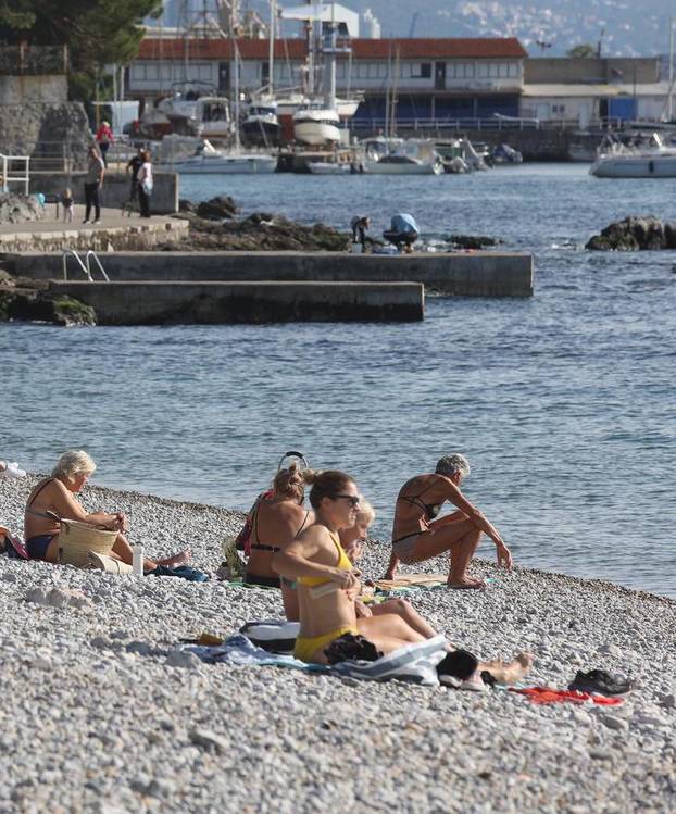 Rijeka: Uživanje u sunčanom i toplom danu na plaži Kantrida