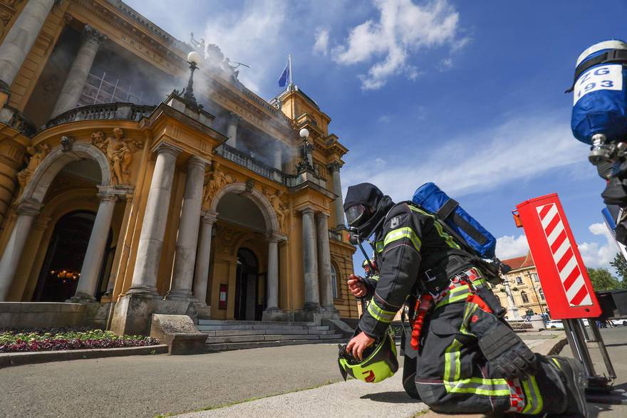 Vatrogasci u Zagrebu proveli vježbu spašavanja iz HNK