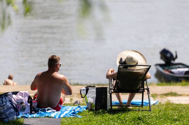 Osijek: Lijepo vrijeme građani su iskoristili za sunčanje i kupanje