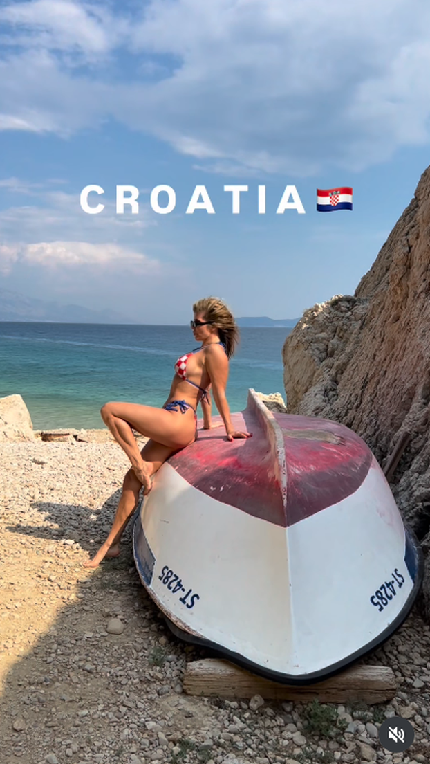 FOTO Mini bikini s kockicama jedva je sve pokrio! Ovako je mama Renata bodrila 'vatrene'