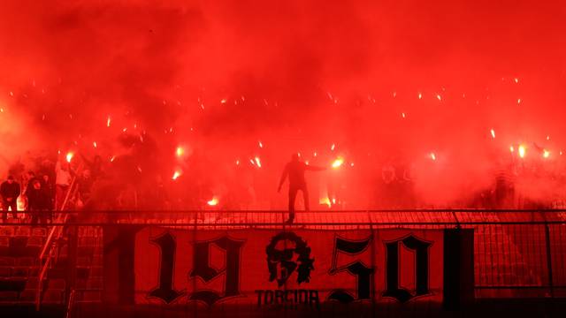 Torcida se molitvom, pjesmom i bakljadom oprostila od Žana