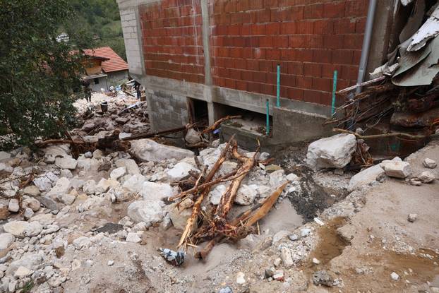Odron iz kamenoloma uzrokovan jučerašnjim poplavama zatrpao je kuće u Donjoj Jablanici