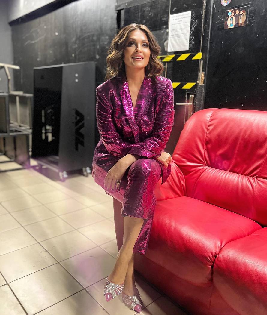 Nina Badrić u crnom kožnjaku i visokim čizmama: 'Kakva si ti žena mačka, da ti dah zastane'