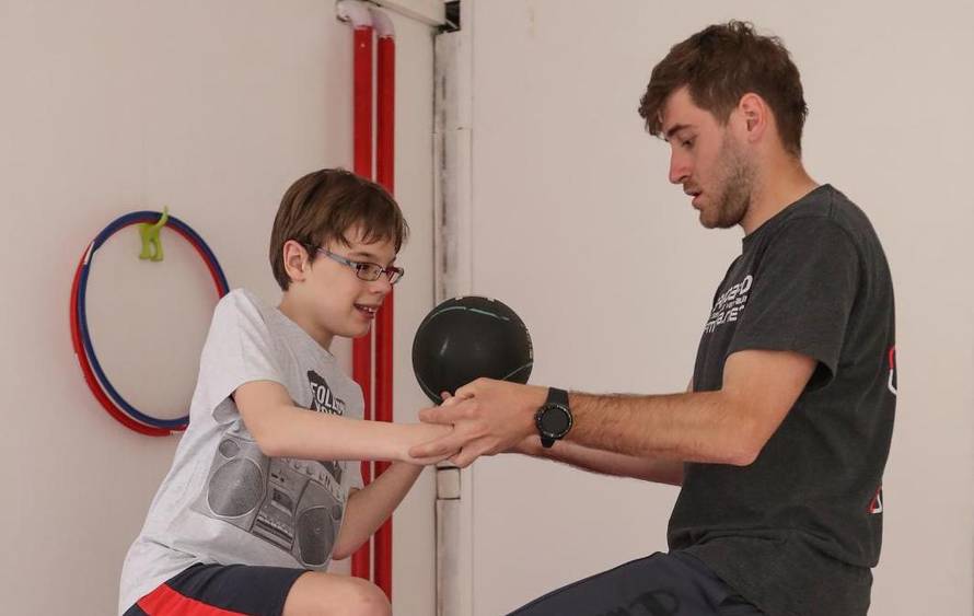 Viktor (13) se protiv autizma lakše bori treniranjem tenisa