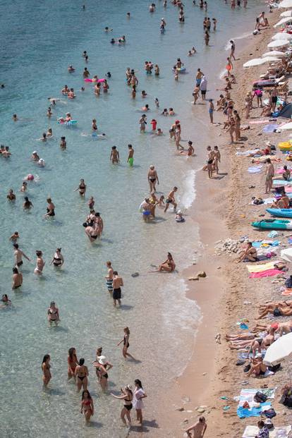 FOTO Plaža Banje u Dubrovniku skoro se ne vidi od suncobrana