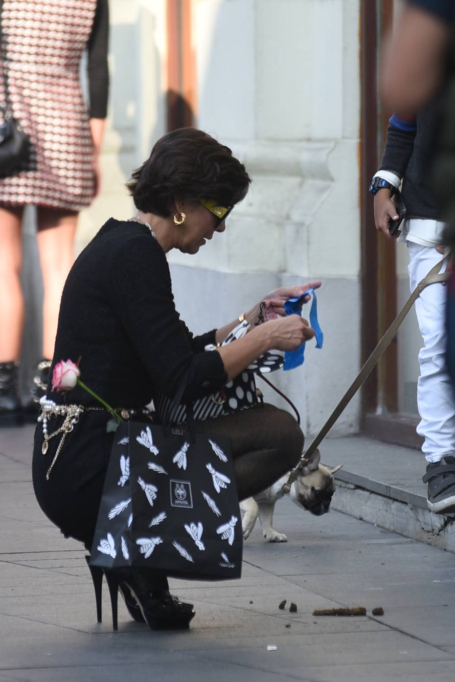 Uvijek šik: Borna je pokleknula pred kakicom svoje kujice Stele