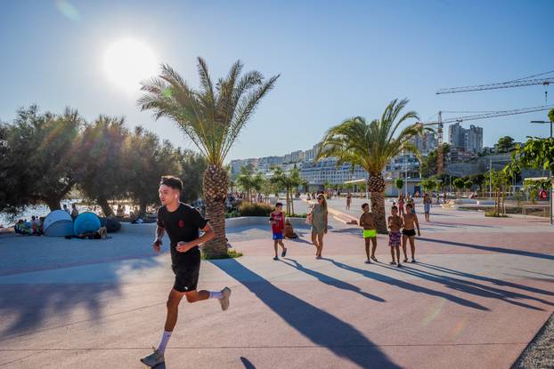 Split: Ljetni ugođaj na novouređenoj plaži Žnjan