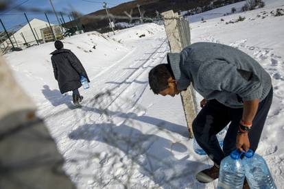 Teška zima u migrantskom kampu Lipa nedaleko Bihaća