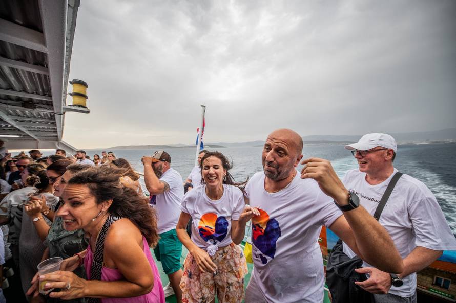 Split: Koncert u čast Oliveru Dragojeviću  na trajektu za Velu Luku